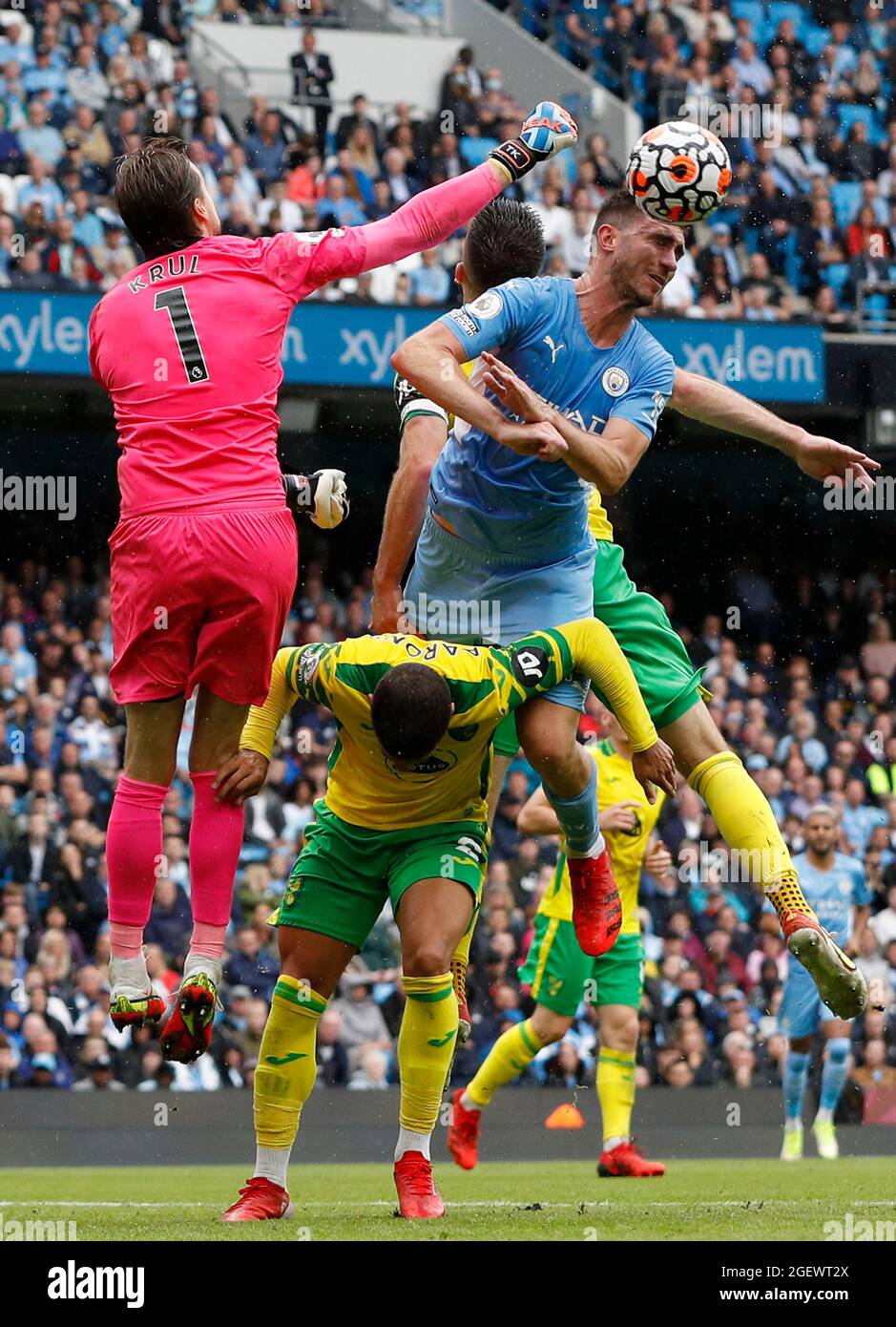 Manchester, Inghilterra, 21 agosto 2021. Tim Krul di Norwich City pugni la palla libera da Aymeric Laporte di Manchester City durante la partita della Premier League all'Etihad Stadium di Manchester. Il credito dovrebbe essere: Darren Staples / Sportimage Foto Stock