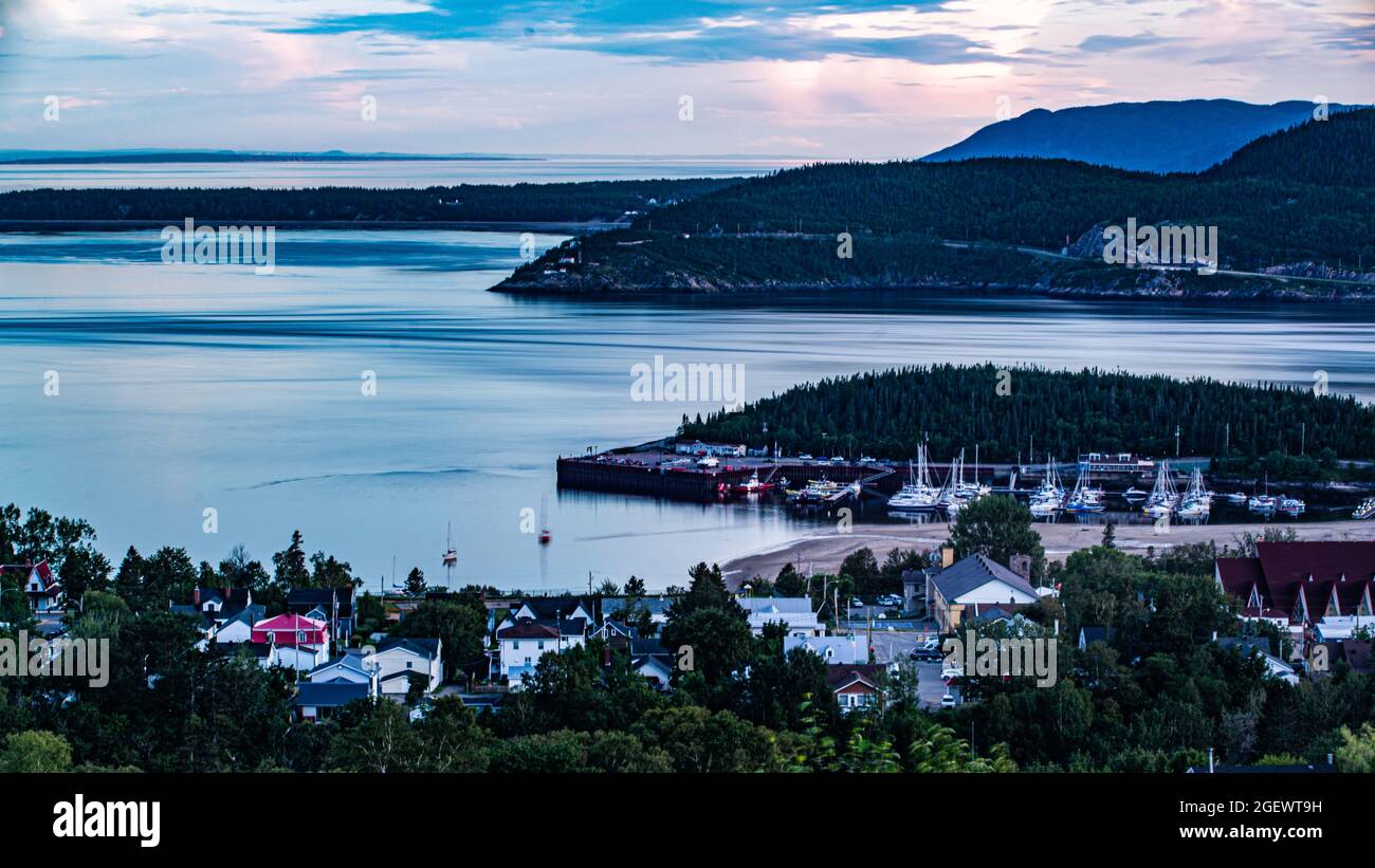 Tadoussac, Canada - Luglio 22 2021: Vista sul fiume St-Lawrence durante il tramonto a Tadoussac Foto Stock