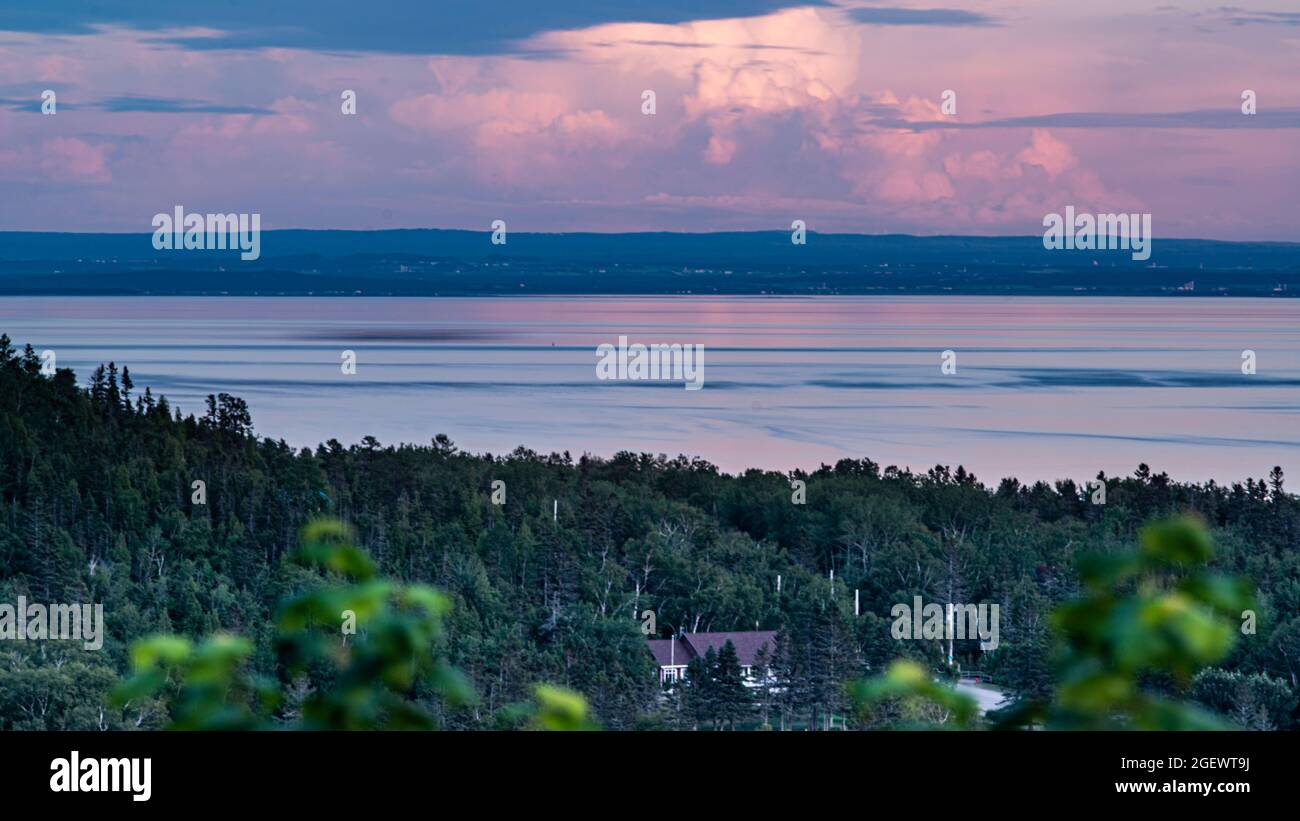 Tadoussac, Canada - Luglio 22 2021: Vista sul fiume St-Lawrence durante il tramonto a Tadoussac Foto Stock