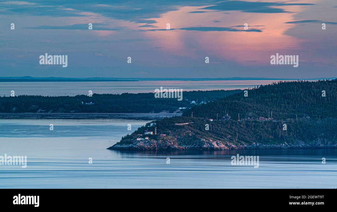 Tadoussac, Canada - Luglio 22 2021: Vista sul fiume St-Lawrence durante il tramonto a Tadoussac Foto Stock