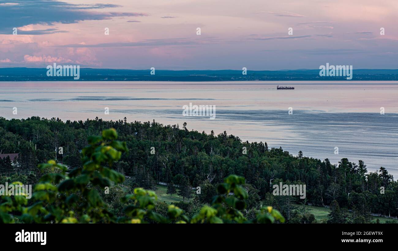 Tadoussac, Canada - Luglio 22 2021: Vista sul fiume St-Lawrence durante il tramonto a Tadoussac Foto Stock