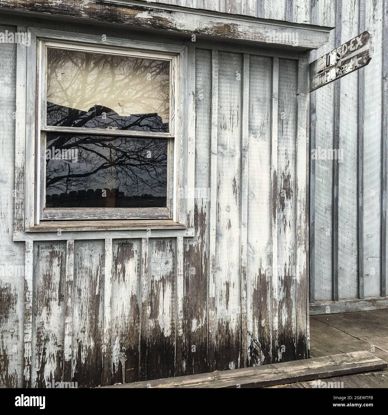 Fattoria fienile costruzione di legno intemperato, con finestra. Foto Stock