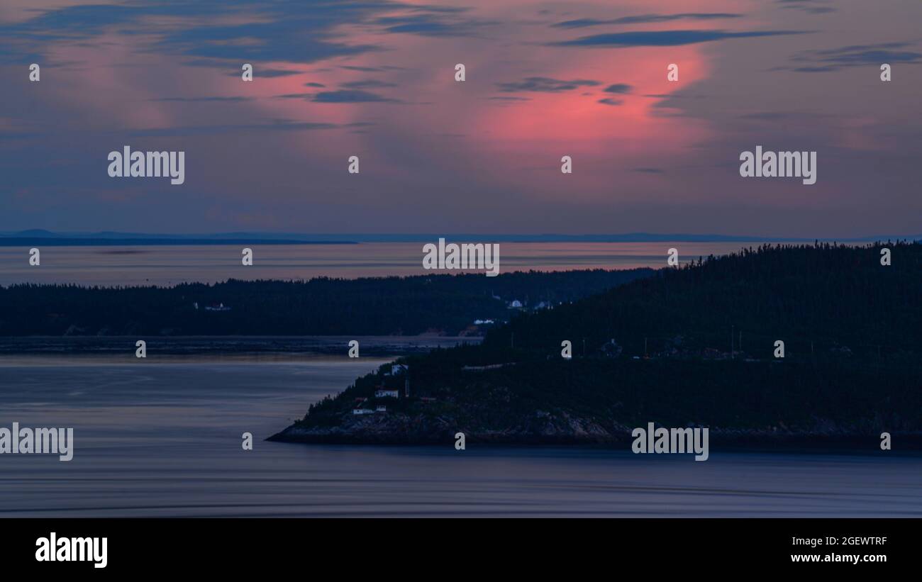 Tadoussac, Canada - Luglio 22 2021: Vista sul fiume St-Lawrence durante il tramonto a Tadoussac Foto Stock