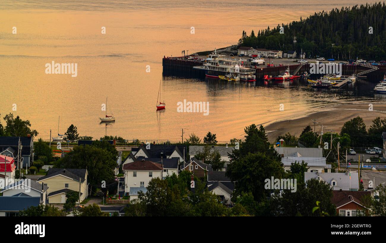 Tadoussac, Canada - Luglio 22 2021: Vista sul fiume St-Lawrence durante il tramonto a Tadoussac Foto Stock