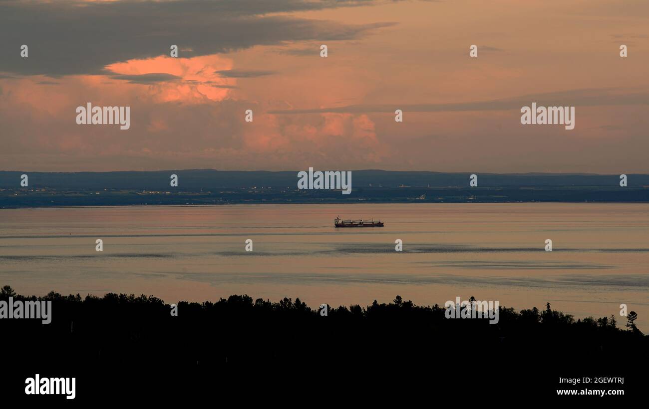 Tadoussac, Canada - Luglio 22 2021: Vista sul fiume St-Lawrence durante il tramonto a Tadoussac Foto Stock