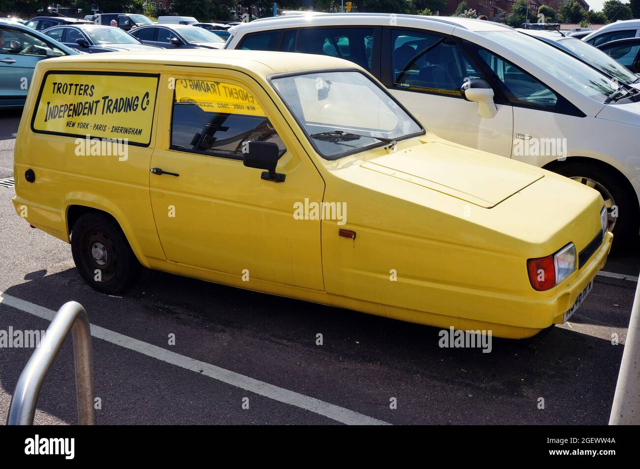 Furgone Yellow Reliant con il cartello commerciale indipendente di Trotter sul lato. Come il famoso furgone della serie televisiva "Only Fools and Horses" di Sheringham Norfolk Foto Stock