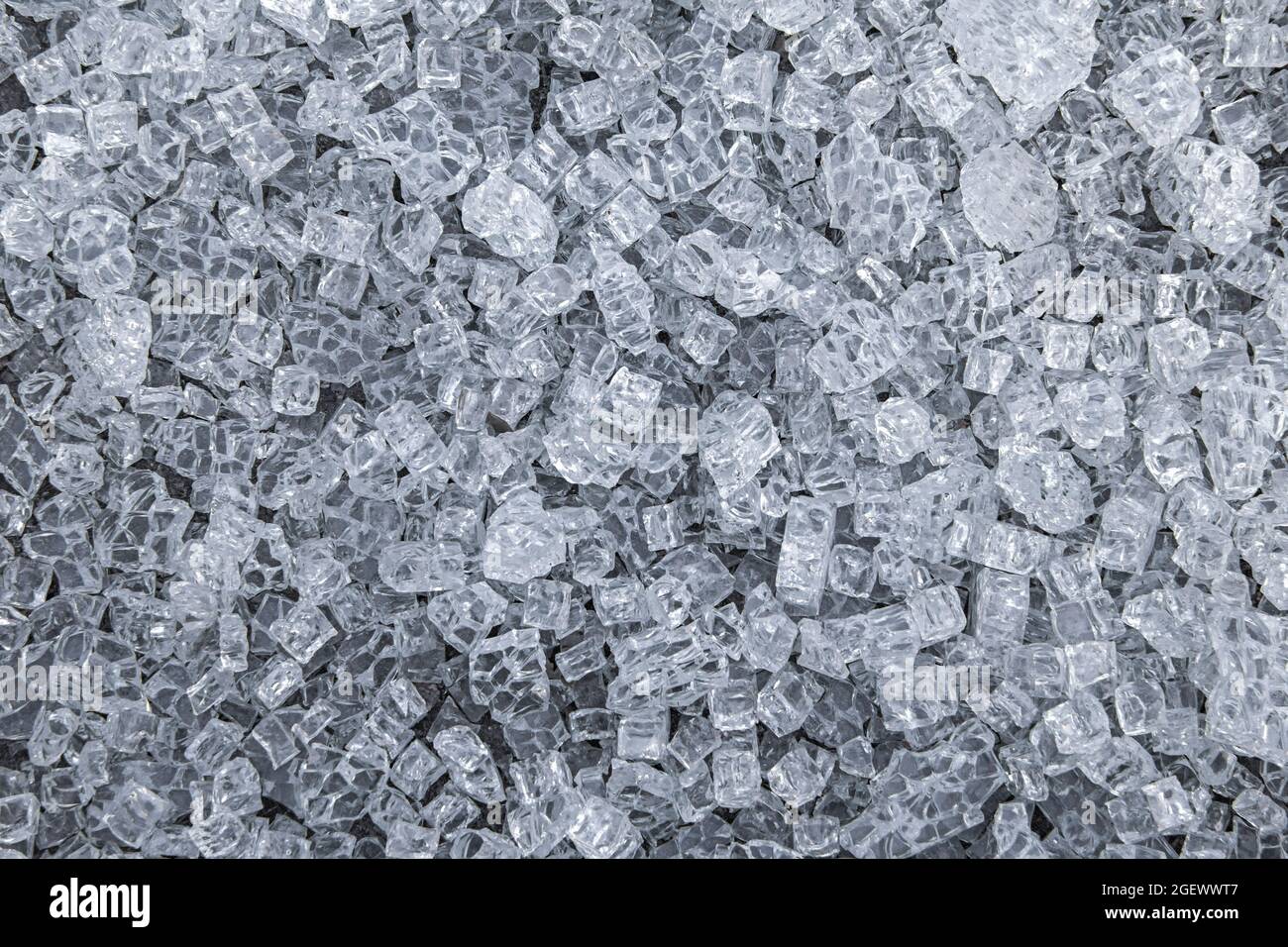 Sfondo della porta in vetro triplex trasparente temprato rotto in piccoli pezzi Foto Stock