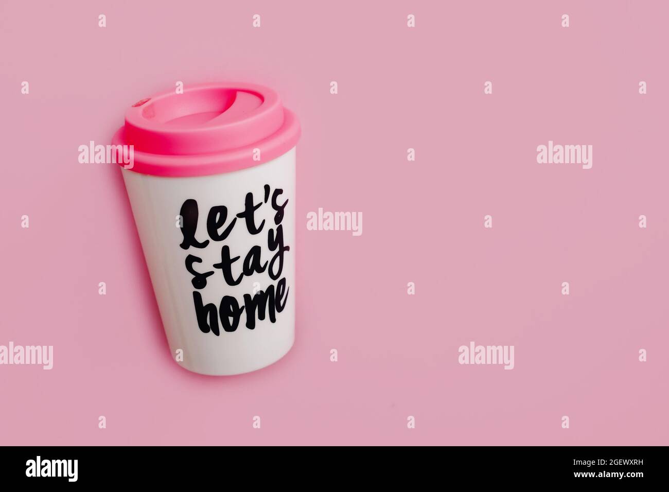 Tazza per caffè riutilizzabile per una vista dall'alto sullo sfondo rosa Foto Stock