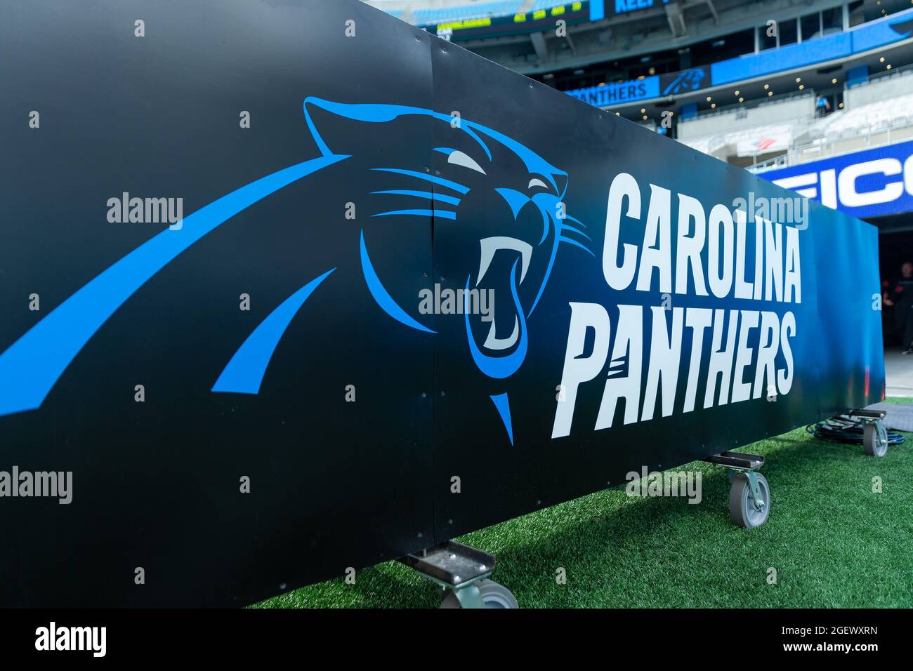 21 agosto 2021: Carolina Panthers firma sul campo prima della partita NFL al Bank of America Stadium di Charlotte, NC. (Scott Kinser/Cal Sport Media) Foto Stock