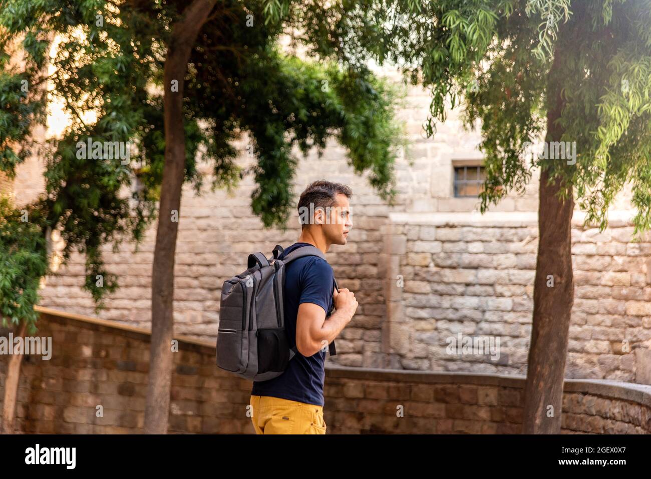 Giovane turista latino che visita la città con la sua borsa Foto Stock