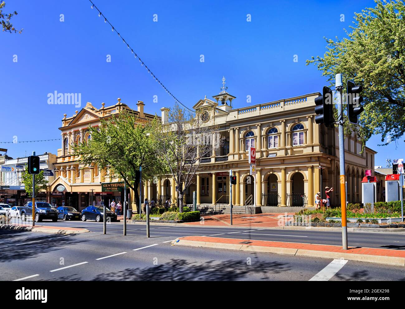 Orange, Australia - 4 Ottobre 2020: Arcade storica di architettura sulla strada dello shopping nella città di Orange, nelle pianure Australiane del Central West, NSW. Foto Stock