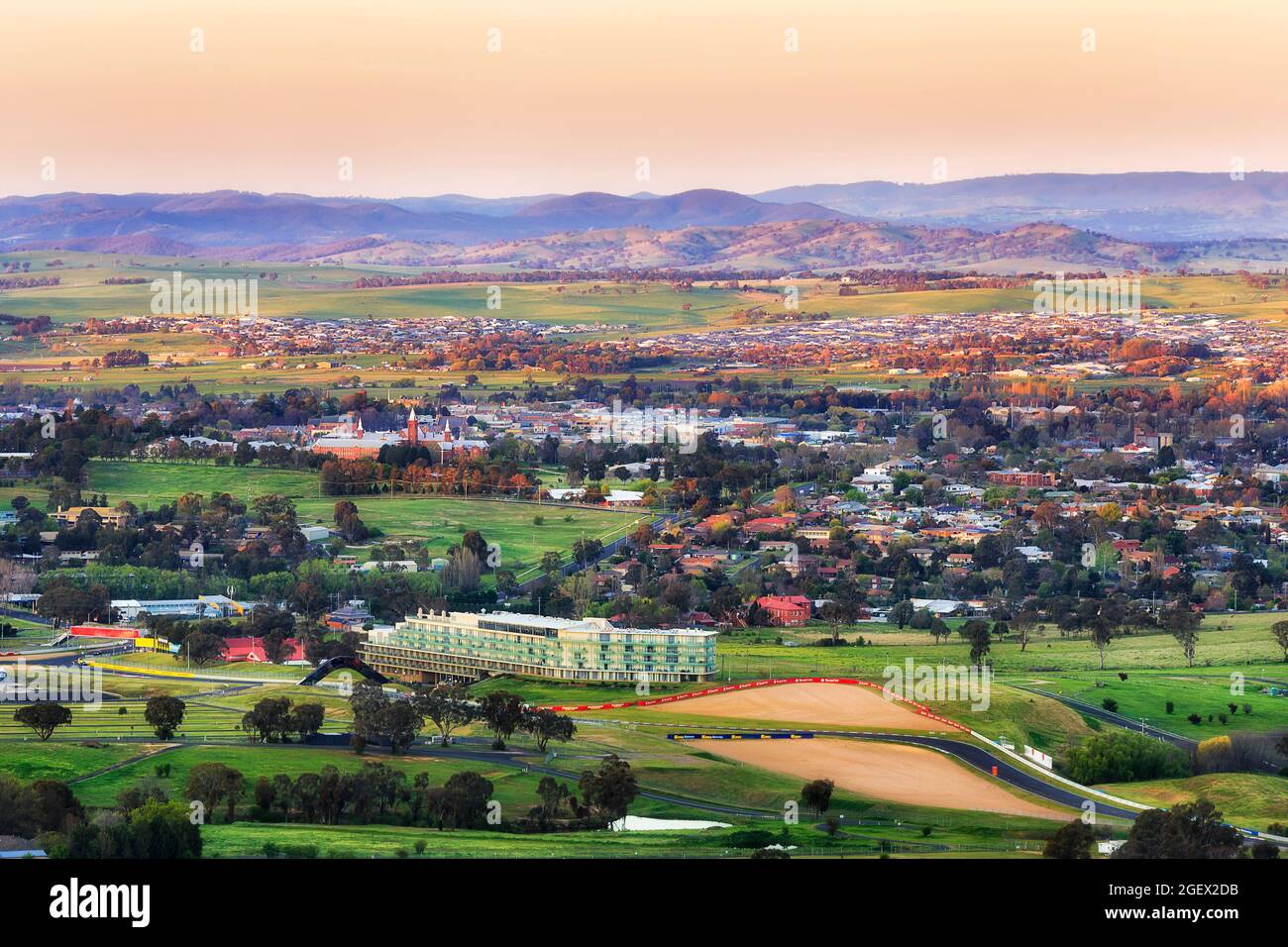 Vista panoramica elevata sul circuito automobilistico di Bathurst 1000 e sulla città di Bathurst dal belvedere sul Monte Panorama. Foto Stock