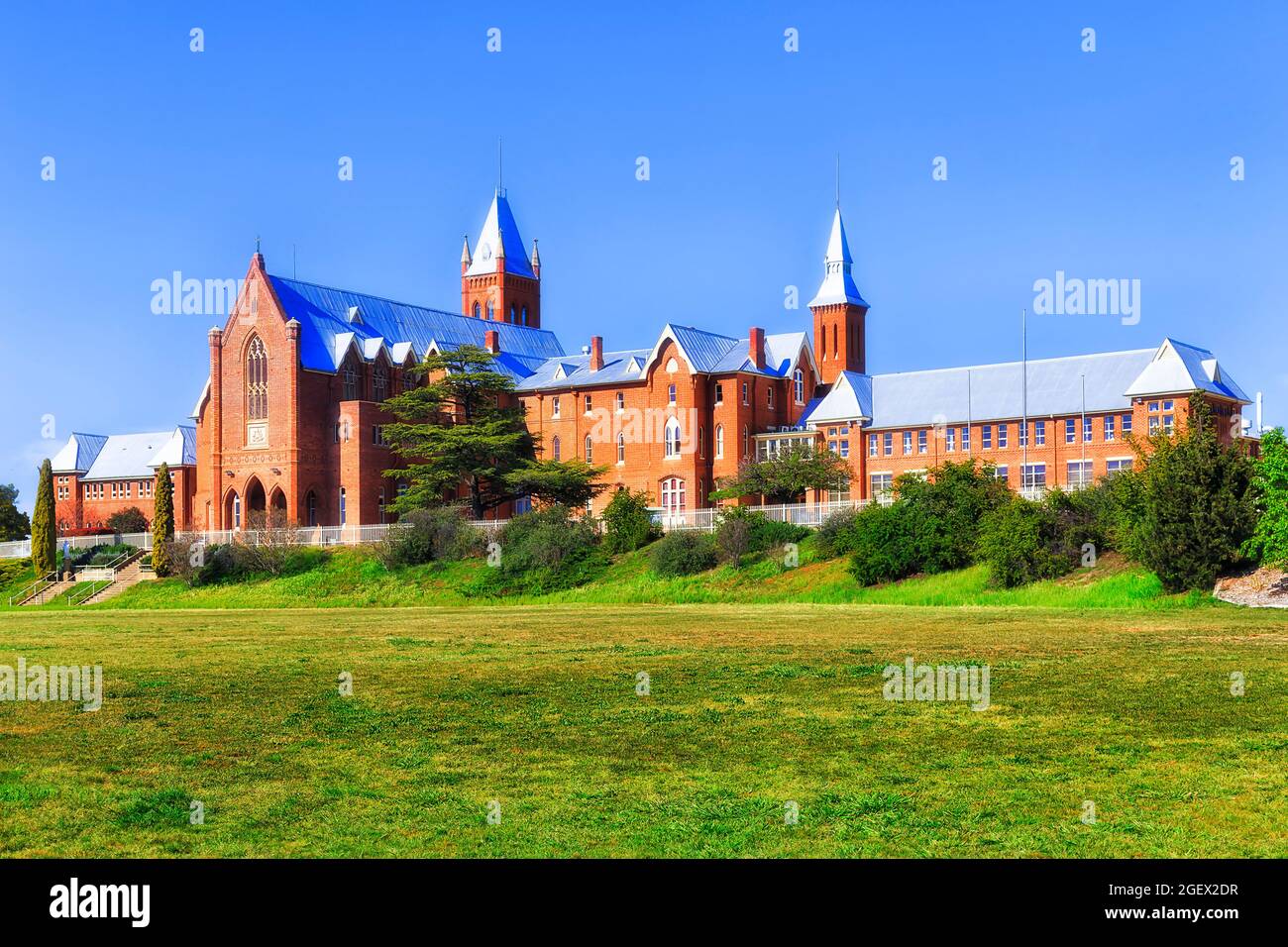 Scuola superiore nella città rurale regionale australiana Bathurst - istituzione educativa stabilita. Foto Stock
