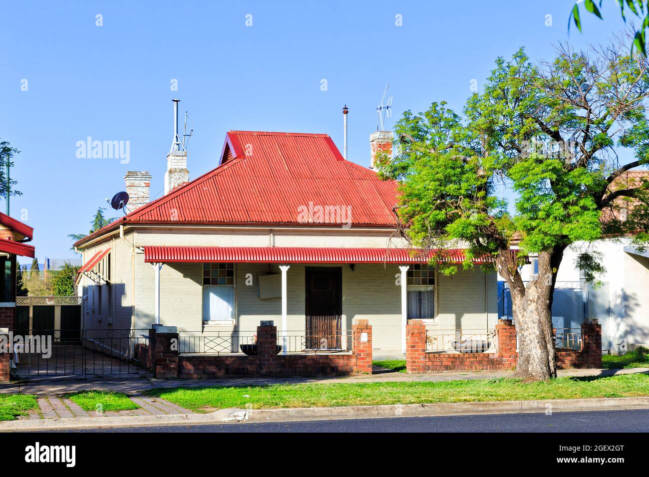 Storica casa carismatica sulla strada tranquilla di Bathurst città nella regione Outback Australia in una giornata di sole. Foto Stock