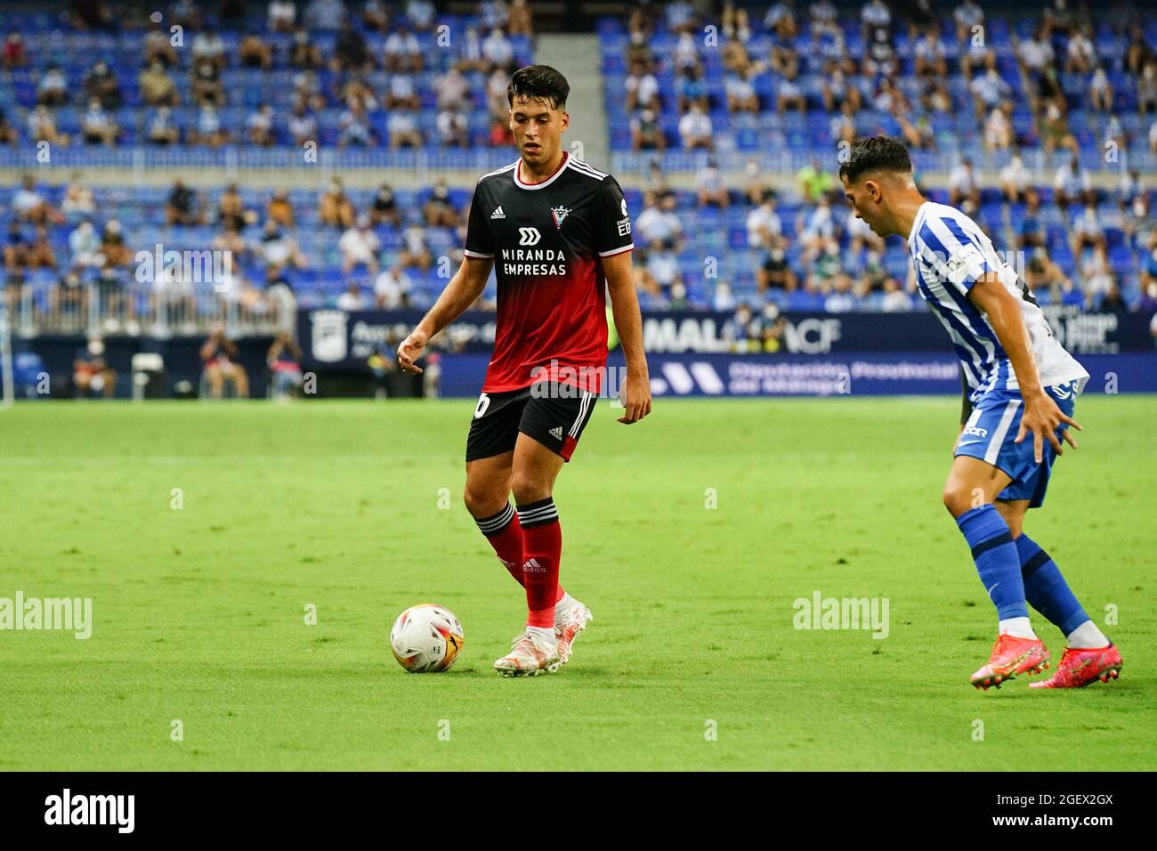 Victor Meseguer di CD Mirandes in azione durante la partita LaLiga Smartbank 2021-2022 tra Malaga CF e CD Mirandes allo Stadio la Rosaleda. Punteggio finale; Malaga CF 0:0 CD Mirandes. Foto Stock