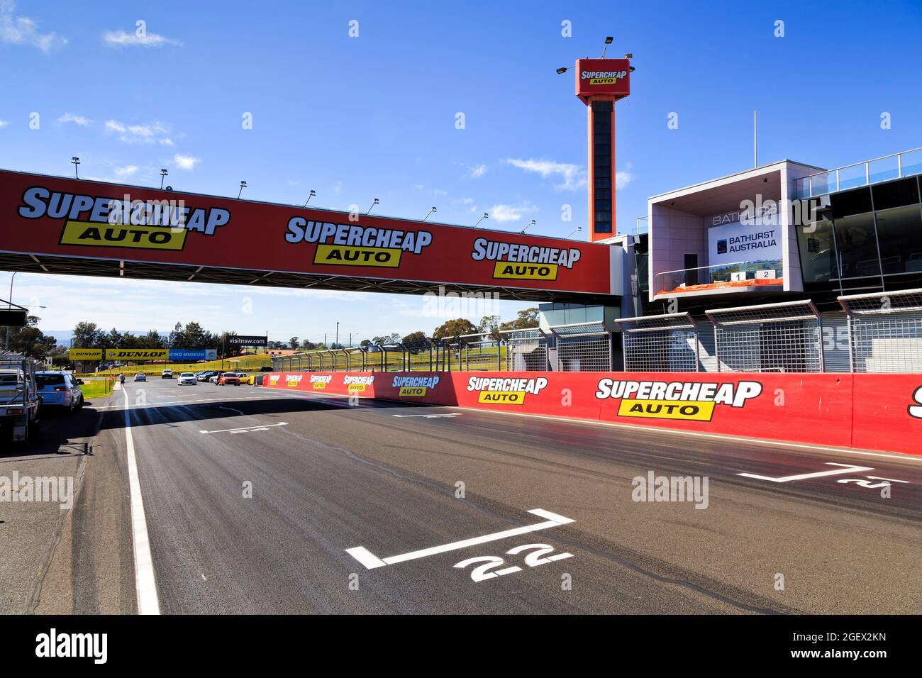 Bathurst, Australia - 4 ottobre 2020: Linea di partenza del circuito automobilistico di Bathurst 1000 contro la torre di controllo e stand con posizioni di partenza. Foto Stock