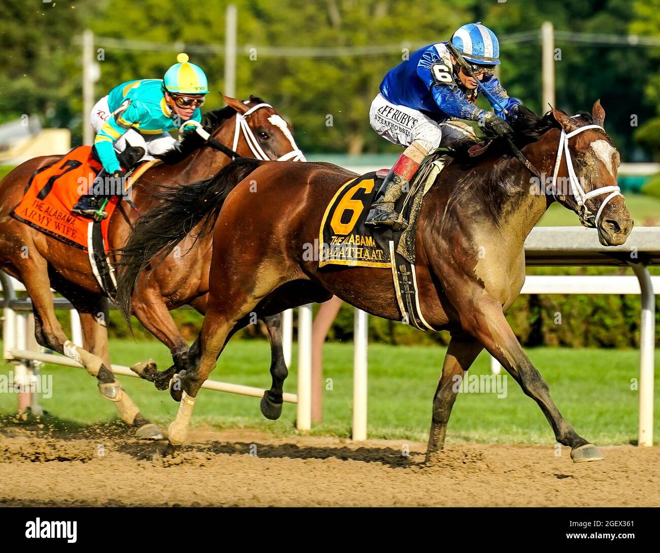 21 agosto 2021, Saratoga Springs, NY, USA: 21 agosto 2021: Malathaat #6, cavalcato dal jockey John Velazquez vince il grado 1 Alabama Stakes al Saratoga Race Course a Saratoga Springs, N.Y. il 21 agosto 2021. DaN HearyEclipse SportswireCSM Foto Stock