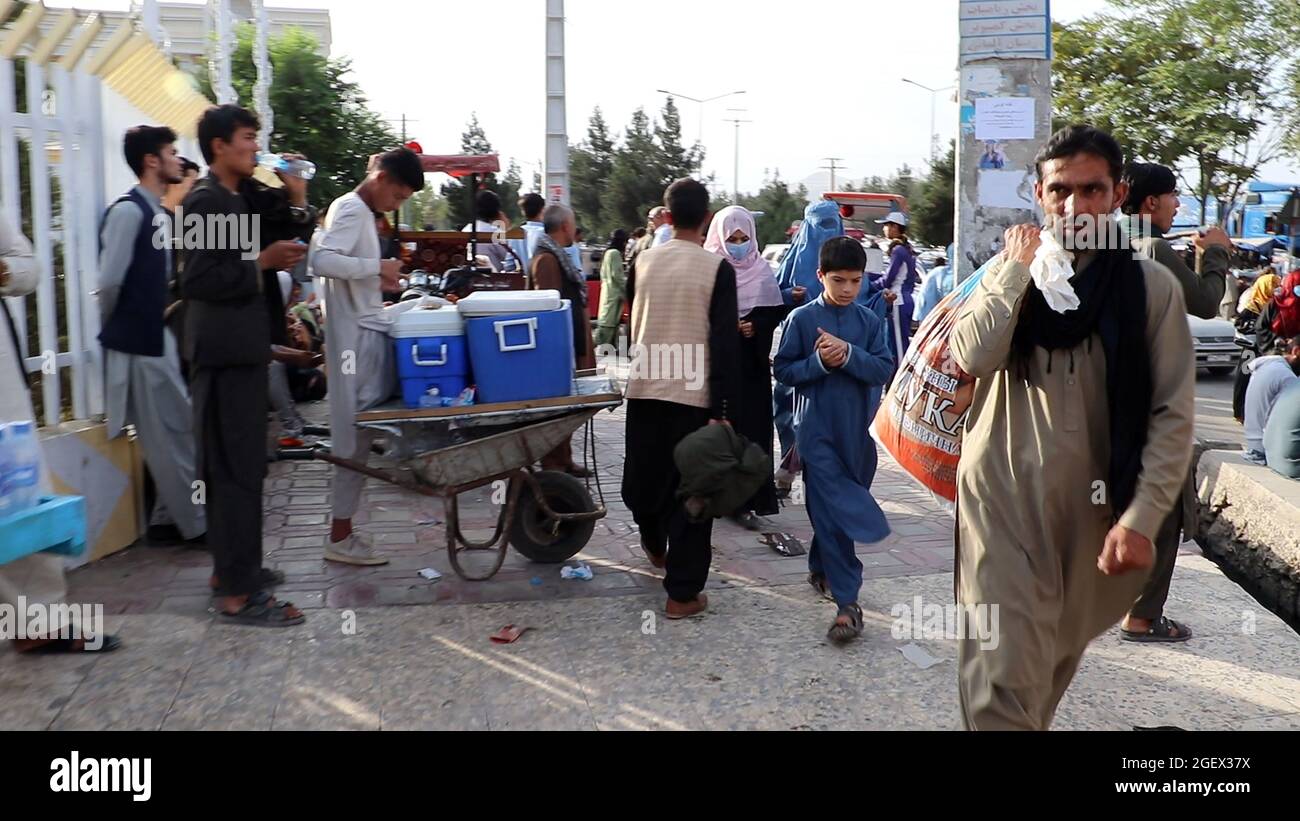 Kabul, Afghanistan. 21 Agosto 2021. Gli afghani si riuniscono fuori dall'aeroporto internazionale Hamid Karzai per fuggire dal paese, a Kabul, Afghanistan, sabato 21 agosto, 2021. Foto di Bashir Darwish/ Credit: UPI/Alamy Live News Foto Stock