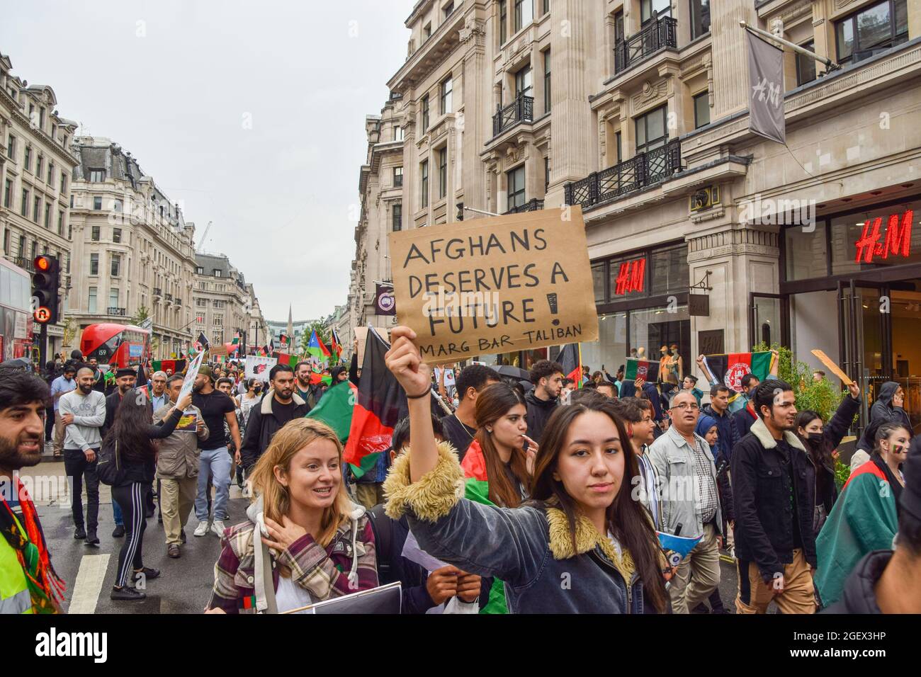 Londra, Regno Unito. 21 Agosto 2021. Un manifestante tiene un cartello che dice che gli afghani meritano UN futuro durante la manifestazione a Regent Street. I manifestanti hanno marciato attraverso il centro di Londra per protestare contro l'acquisizione talebana dell'Afghanistan, e hanno chiesto al governo britannico di imporre sanzioni al Pakistan e di aiutare il popolo afghano. Credit: SOPA Images Limited/Alamy Live News Foto Stock