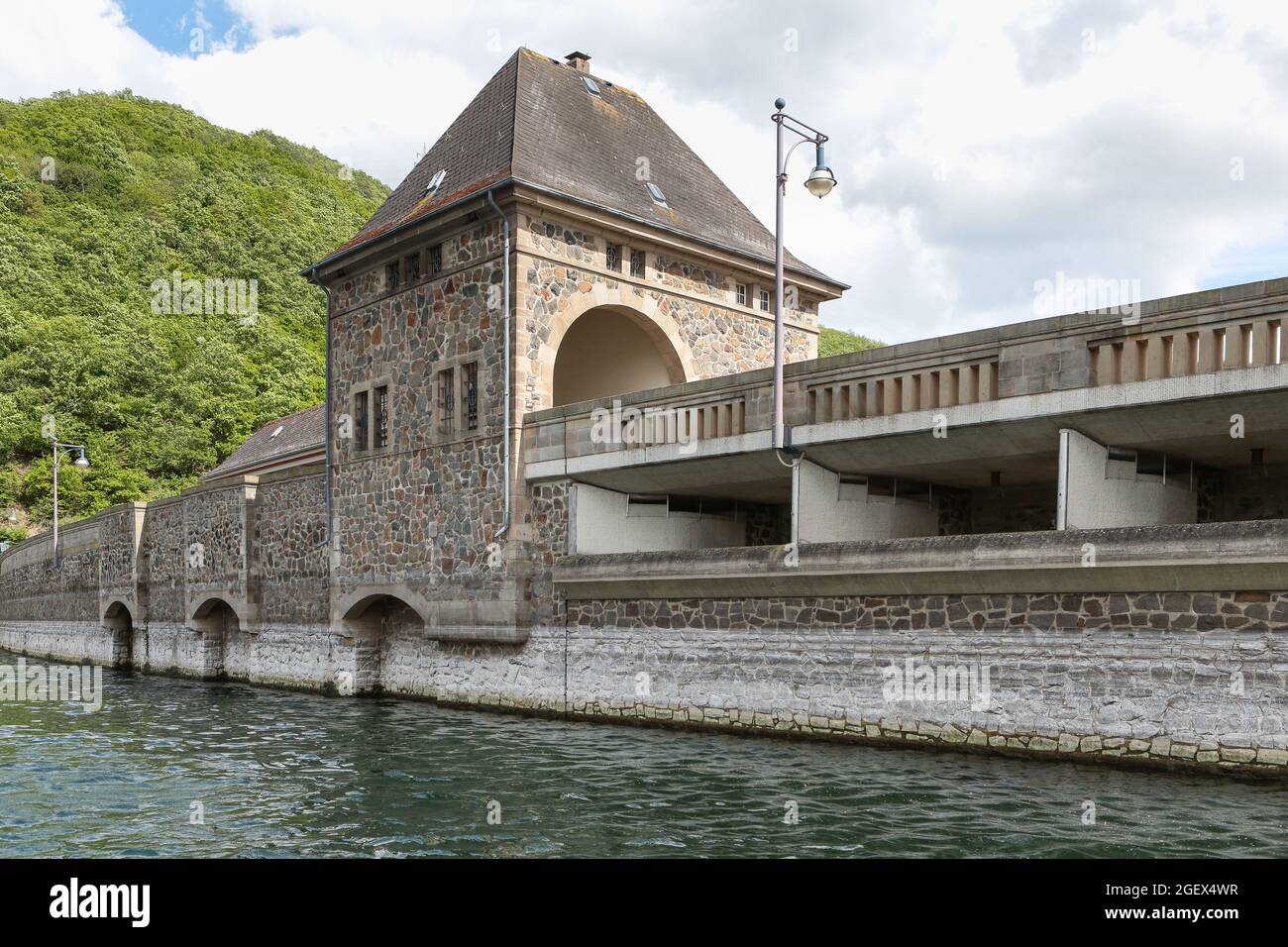 La diga di Eder - una diga tedesca. Il fiume Eder è smorzato fino a formare un serbatoio. Lago Eder serve come una fonte di acqua per il fiume Weser, ... Foto Stock