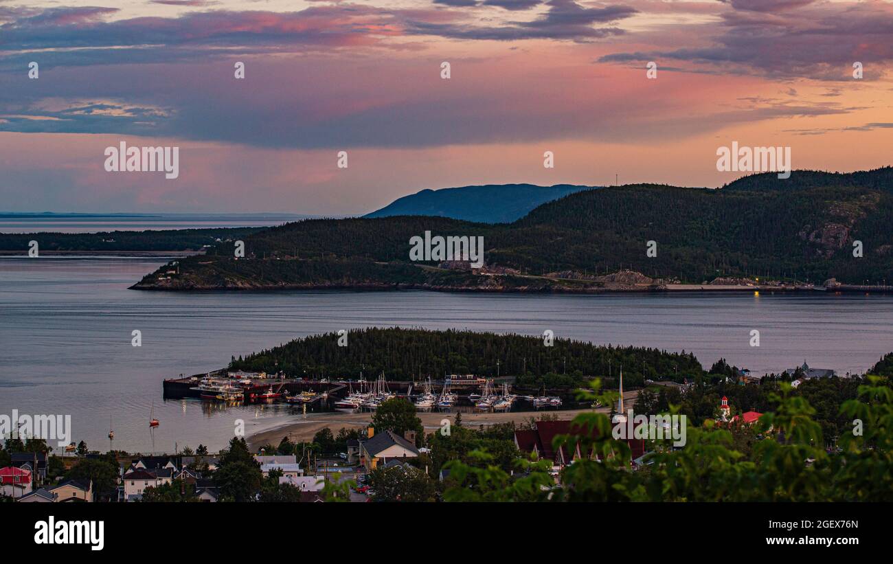Tadoussac, Canada - Luglio 22 2021: Vista sul fiume St-Lawrence durante il tramonto a Tadoussac Foto Stock