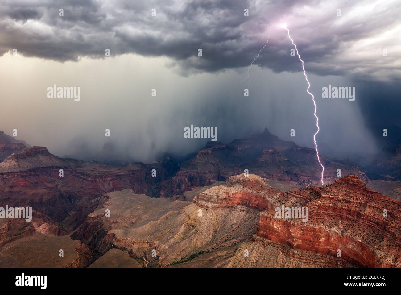 Un fulmine drammatico colpisce come una tempesta monsonica si sposta attraverso il Parco Nazionale del Grand Canyon, Arizona Foto Stock