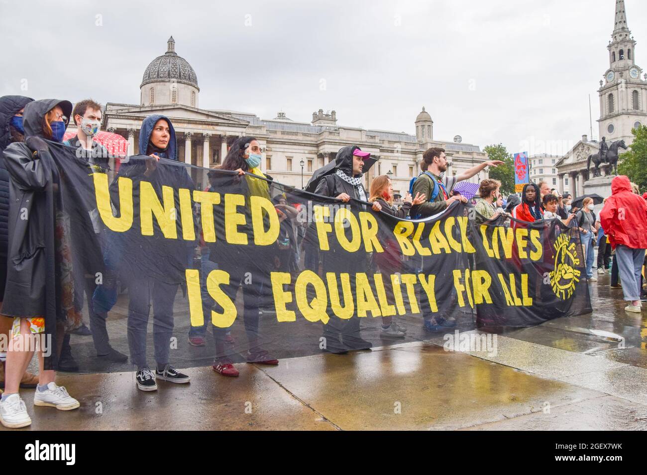 Londra, Regno Unito. 21 Agosto 2021. I manifestanti hanno in mano un cartello "United for Black Lives" durante il Kill The Bill protesta.i manifestanti si sono riuniti a Trafalgar Square per protestare contro la polizia, il crimine, la condanna e il tribunale Bill. Credit: SOPA Images Limited/Alamy Live News Foto Stock
