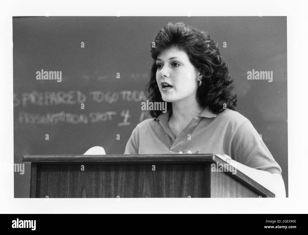 Austin Texas USA, circa 1993: Giovane donna che dà un rapporto nella classe universitaria comunitaria. ©Bob Daemmrich Foto Stock