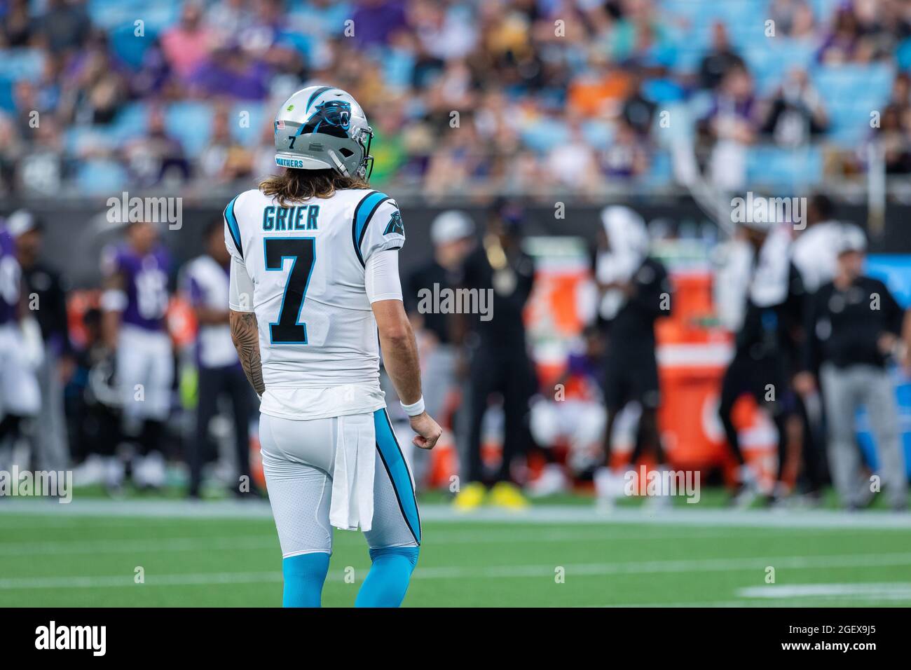 21 agosto 2021: Il quarterback di Carolina Panthers will Grier (7) si riposa durante il matchup NFL al Bank of America Stadium di Charlotte, NC. (Scott Kinser/Cal Sport Media) Foto Stock