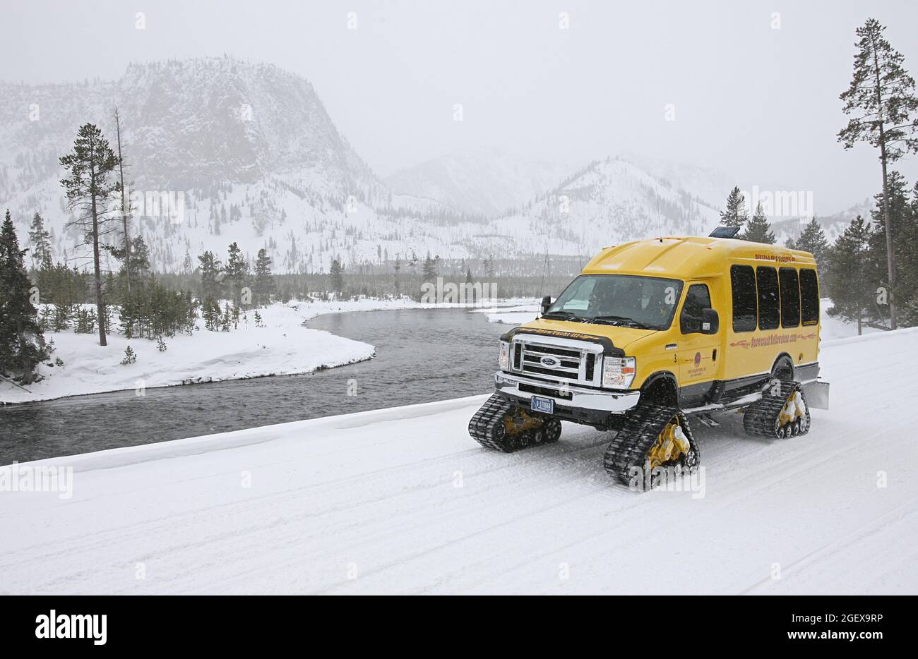 Buffalo Bus Touring Co. snowcoach lungo il fiume Madison; Data: 29 Febbraio 2012 Foto Stock