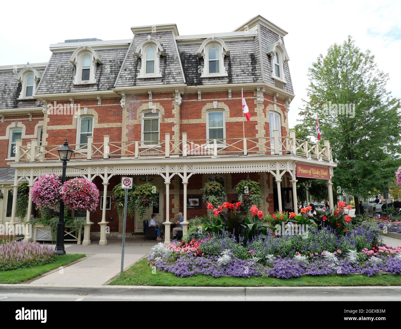 Vecchio hotel vittoriano a Niagara-on-the-Lake, Ontario, con colorate decorazioni floreali sulla strada in estate. Foto Stock