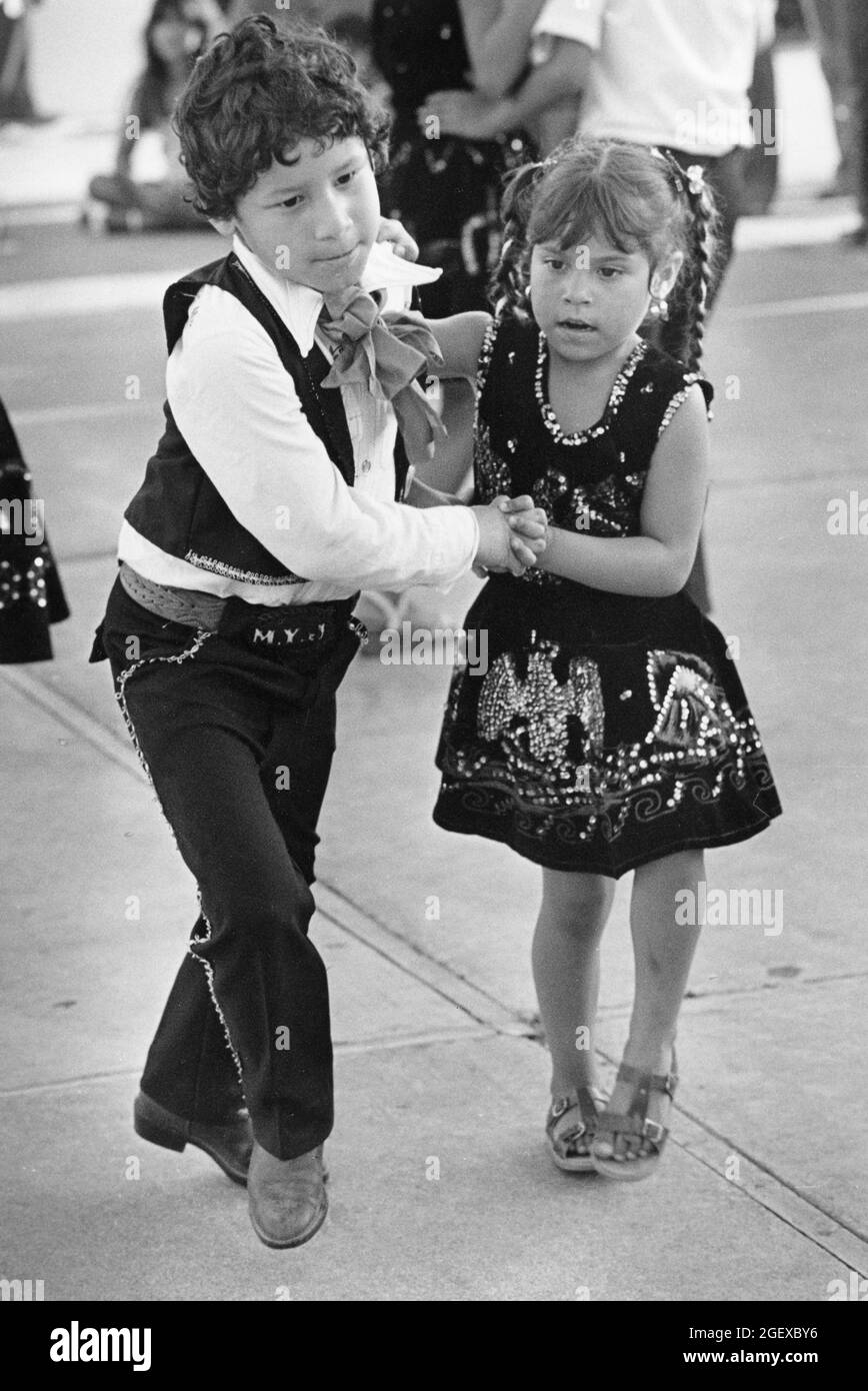 Austin Texas USA, circa 1990: Giovane ragazzo e ragazza ispanica esibirsi in una danza partner durante il festival Dies Y Seis che celebra la Giornata dell'Indipendenza messicana. ©Bob Daemmrich Foto Stock