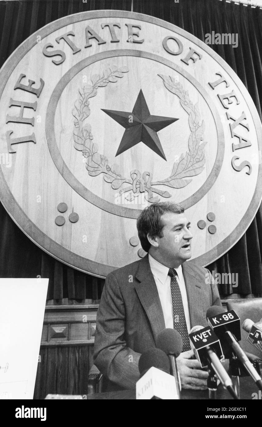 Austin Texas USA, circa 1983: Il procuratore generale del Texas Jim Mattox risponde alle domande durante una conferenza stampa al Campidoglio del Texas circa l'incriminazione di corruzione portata contro di lui. ©Bob Daemmrich Foto Stock