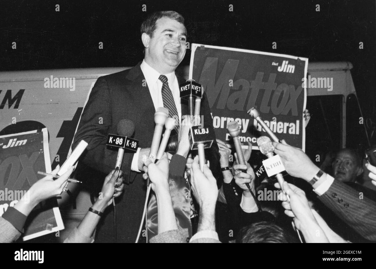 Austin Texas USA, circa 1983: Il procuratore generale del Texas Jim Mattox risponde alle domande durante una conferenza stampa sull'accusa di corruzione portata contro di lui durante la sua campagna di rielezione. ©Bob Daemmrich Foto Stock