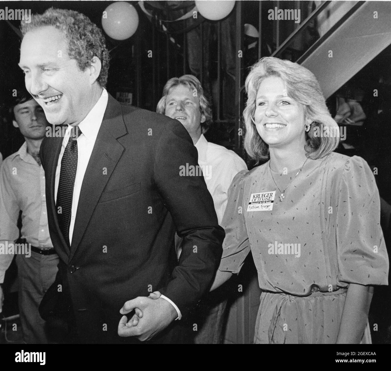Austin, Texas USA 1990: Bob Krueger, candidato alla Texas Railroad Commission, con sua moglie, Kathleen Krueger, e il media manager Roy Spence (centro) ad un evento di campagna. ©Bob Daemmrich Foto Stock