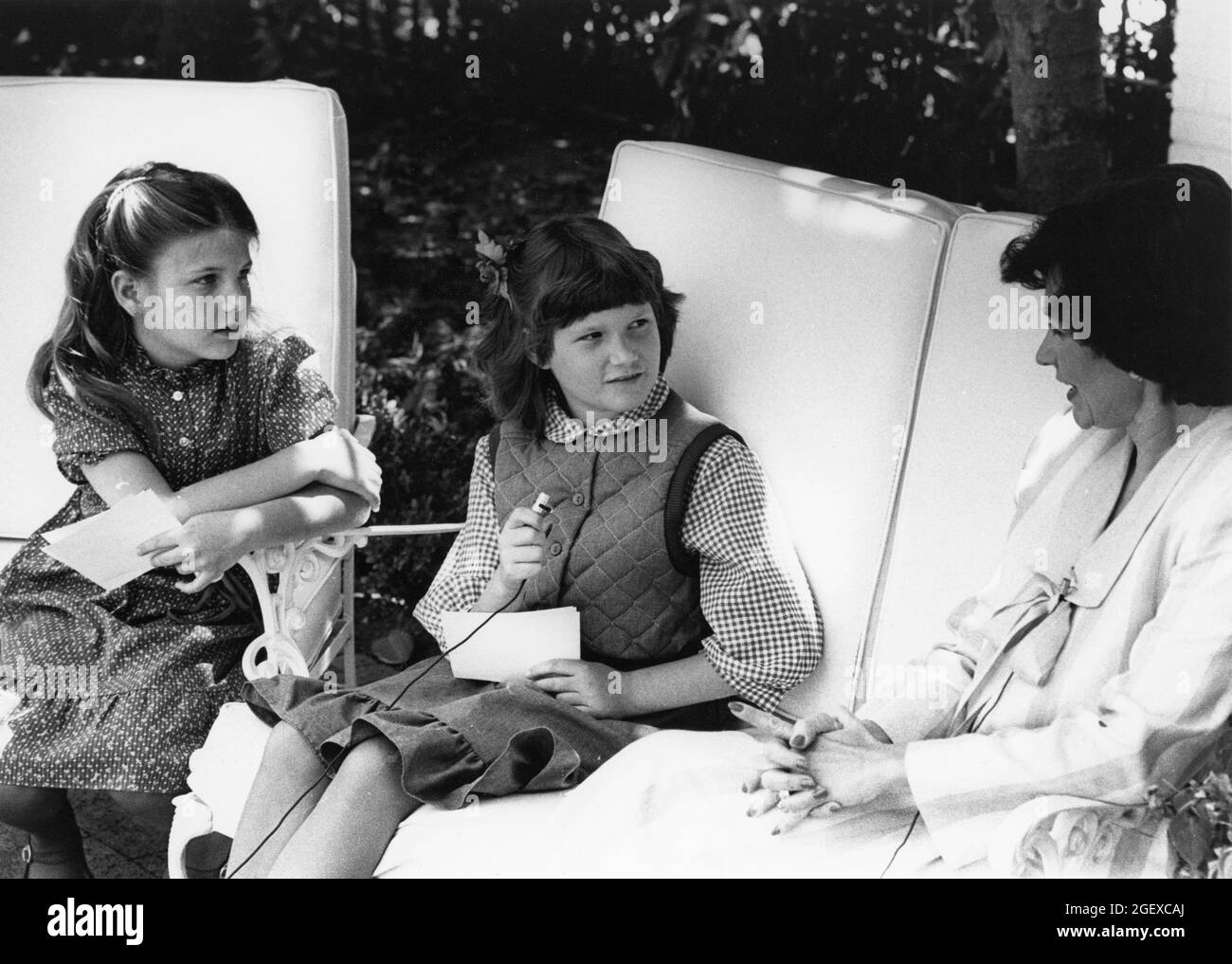 Austin Texas USA, 1986: Le ragazze di età elementare intervistano il Texas First Lady Linda Gale White sulla base del Governor's Mansion come parte di un programma televisivo di successo per la gioventù. ©Bob Daemmrich Foto Stock