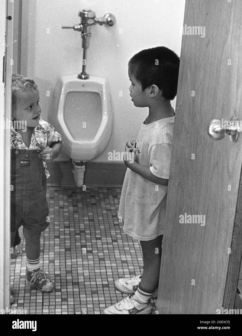 Austin Texas USA, circa 1999: I bambini in età prescolare imparano buone abitudini igieniche e di bagno in un centro privato di cura di giorno. ©Bob Daemmrich Foto Stock