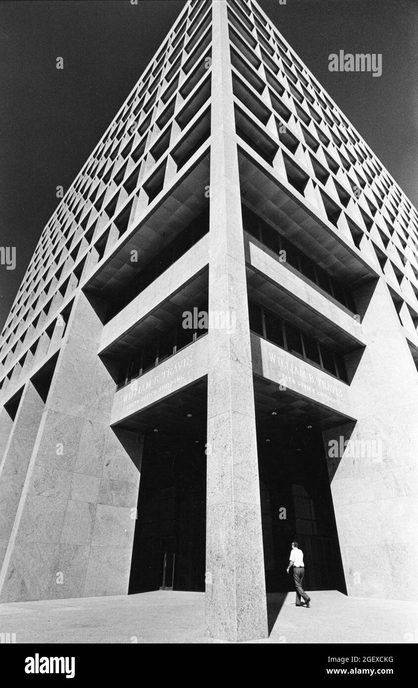 Austin Texas USA, circa 1994: William B. Travis state Office Building all'angolo tra 17th Street e Congress Avenue vicino al Texas Capitol. ©Bob Daemmrich Foto Stock
