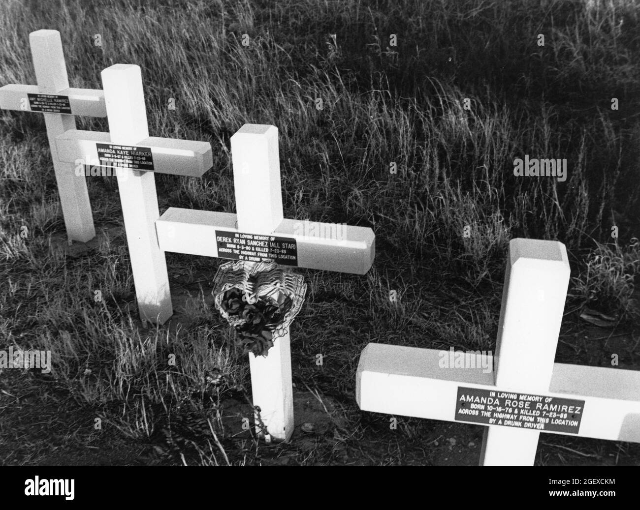 Midland Texas USA, circa 1992: Il monumento commemorativo sulla strada segna il luogo in cui i membri della famiglia sono stati uccisi da un conducente ubriaco in un incidente d'auto. ©Bob Daemmrich Foto Stock