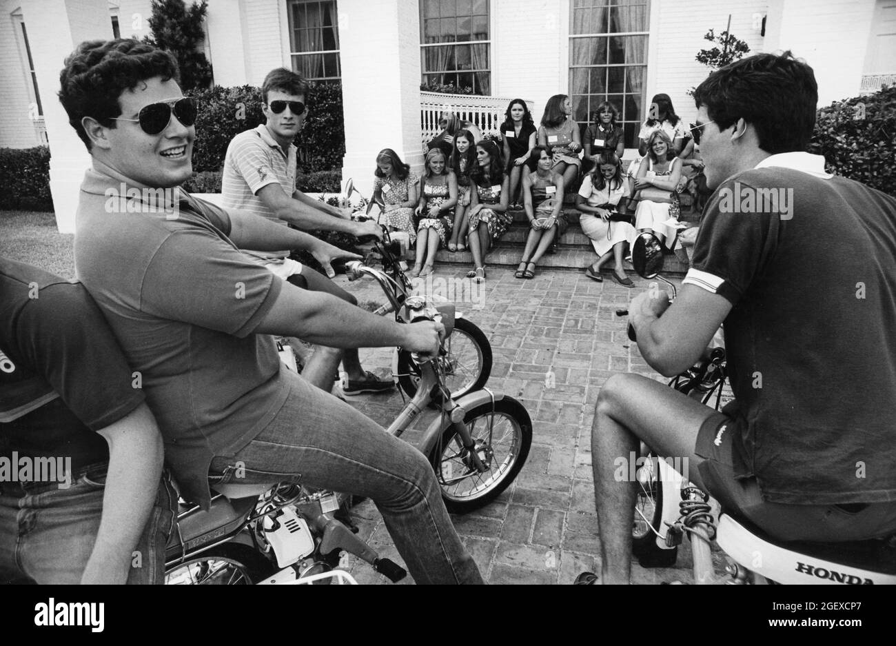 Austin Texas USA, circa 1984: I ragazzi della Fraternità cercano di impressionare le ragazze della sorellenza durante la prima settimana di scuola all'Università del Texas ad Austin. ©Bob Foto Stock