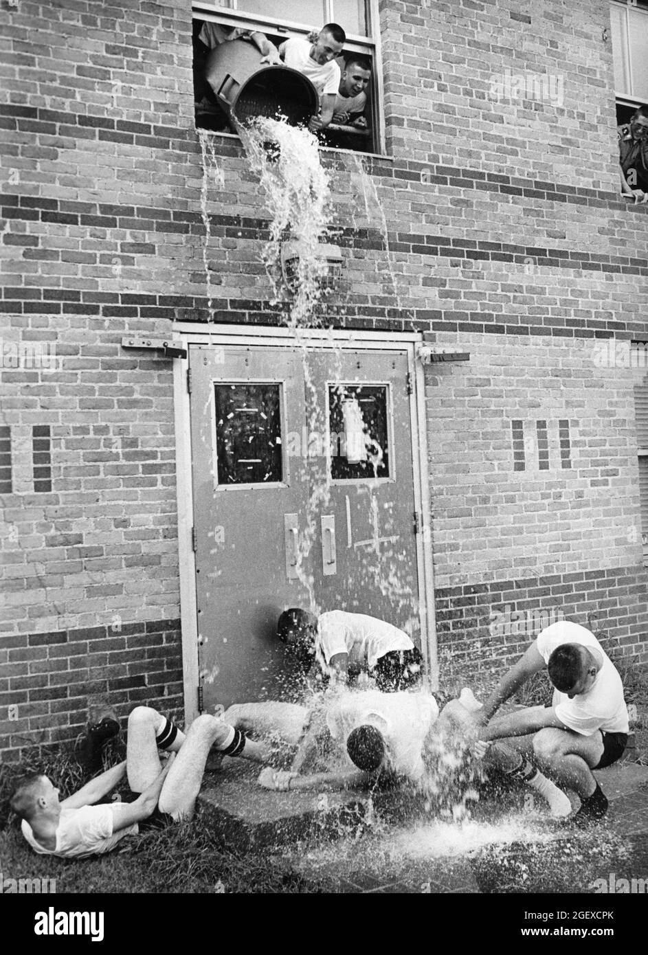 College Station Texas USA, 1977: I membri della Freshman University Corps of Cadets del Texas A&M si scagliano con un trashcan pieno di acqua fredda gettato sopra Foto Stock