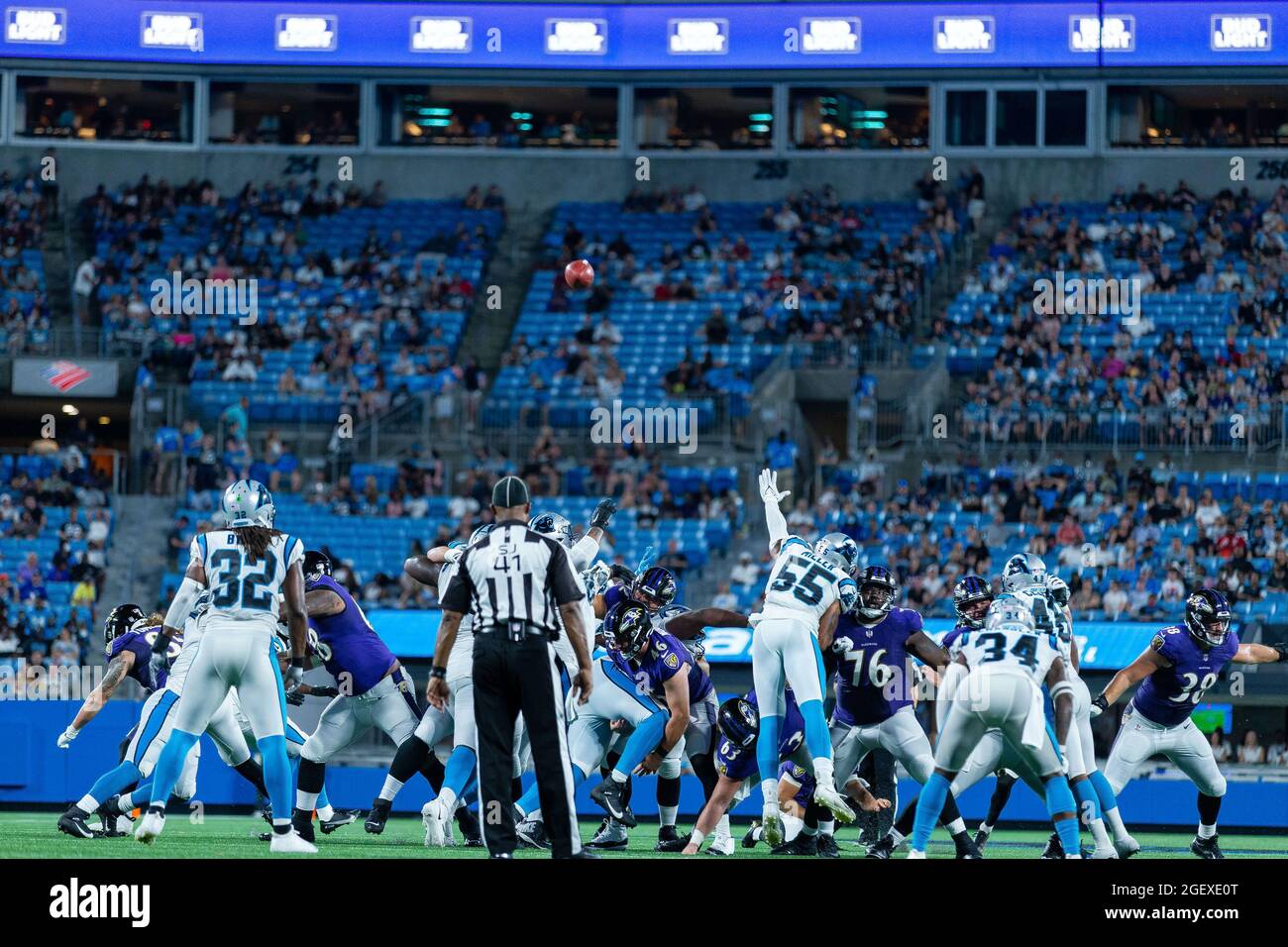 21 agosto 2021: Baltimore Ravens calcio il punto in più nel terzo trimestre del matchup NFL al Bank of America Stadium di Charlotte, NC. (Scott Kinser/Cal Sport Media) Foto Stock