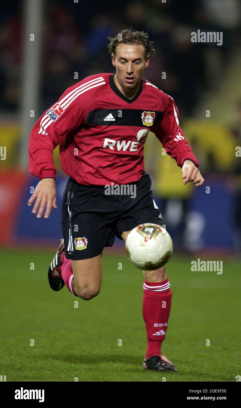 Leverkusen Germania 14.12..2002, Calcio: Bundesliga tedesca stagione 2002/03, Bayer 04 Leverkusen (B04, rosso) vs FC Nuernberg (FCN, bianco) 0:2 — Simak (B04) Foto Stock