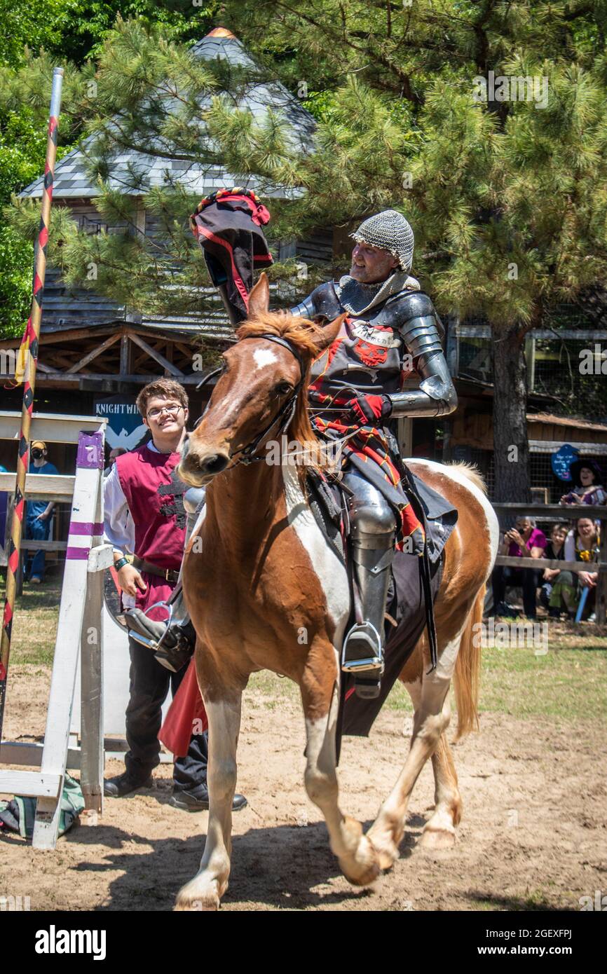 05 09 2021 Muskogee USA - Cavaliere in onde d'armamento tremanti per affollarsi dopo una vittoria al torneo. Foto Stock