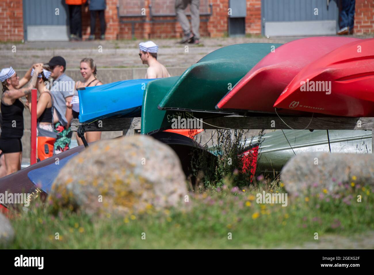 Loitz, Germania. 19 ago 2021. Le canoe sono ormeggiate sulle rive del Peene nel porto di Loitz. Varie compagnie di noleggio barche offrono visite guidate attraverso il Parco Naturale del Fiume Peene Valley. Il Peene, chiamato anche "Amazzonia del Nord”, è uno degli ultimi fiumi incontaminati della Germania. Si estende per 85 km dal lago Kummerow a est di Anklam, dove sfocia nel fiume Peene. Il Peene è considerato una "zona segreta" dagli appassionati di sport acquatici e dai turisti in barca a Mecklenburg-Vorpommern. Credit: Stefan Sauer/dpa/ZB/dpa/Alamy Live News Foto Stock