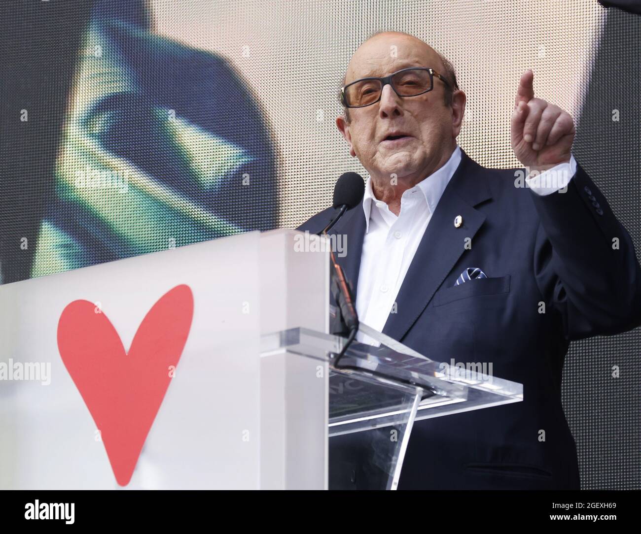 New York, Stati Uniti. 21 Agosto 2021. Clive Davis parla al "We Love NYC: The Homecoming Concert" di Central Park a New York City sabato 21 agosto 2021. L'evento si concluse bruscamente quando temporali e fulmini legati all'uragano Henri si trasferirono nella zona. Foto di John Angelillo/UPI Credit: UPI/Alamy Live News Foto Stock