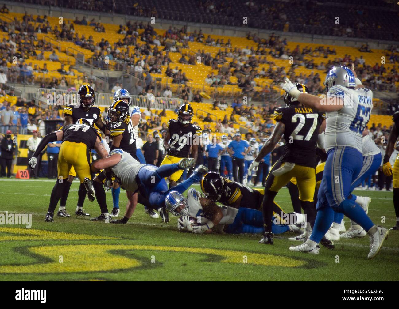 Pittsbugh, Stati Uniti. 21 Agosto 2021. I Detroit Lions Craig Reynolds (46) segnano un touchdown di tre metri nel quarto trimestre della vittoria di Pittsburgh Steelers 26-20 sui Detroit Lions a Heinz Field il 21 agosto 2021 a Pittsburgh. Foto di Archie Carpenter/UPI Credit: UPI/Alamy Live News Foto Stock