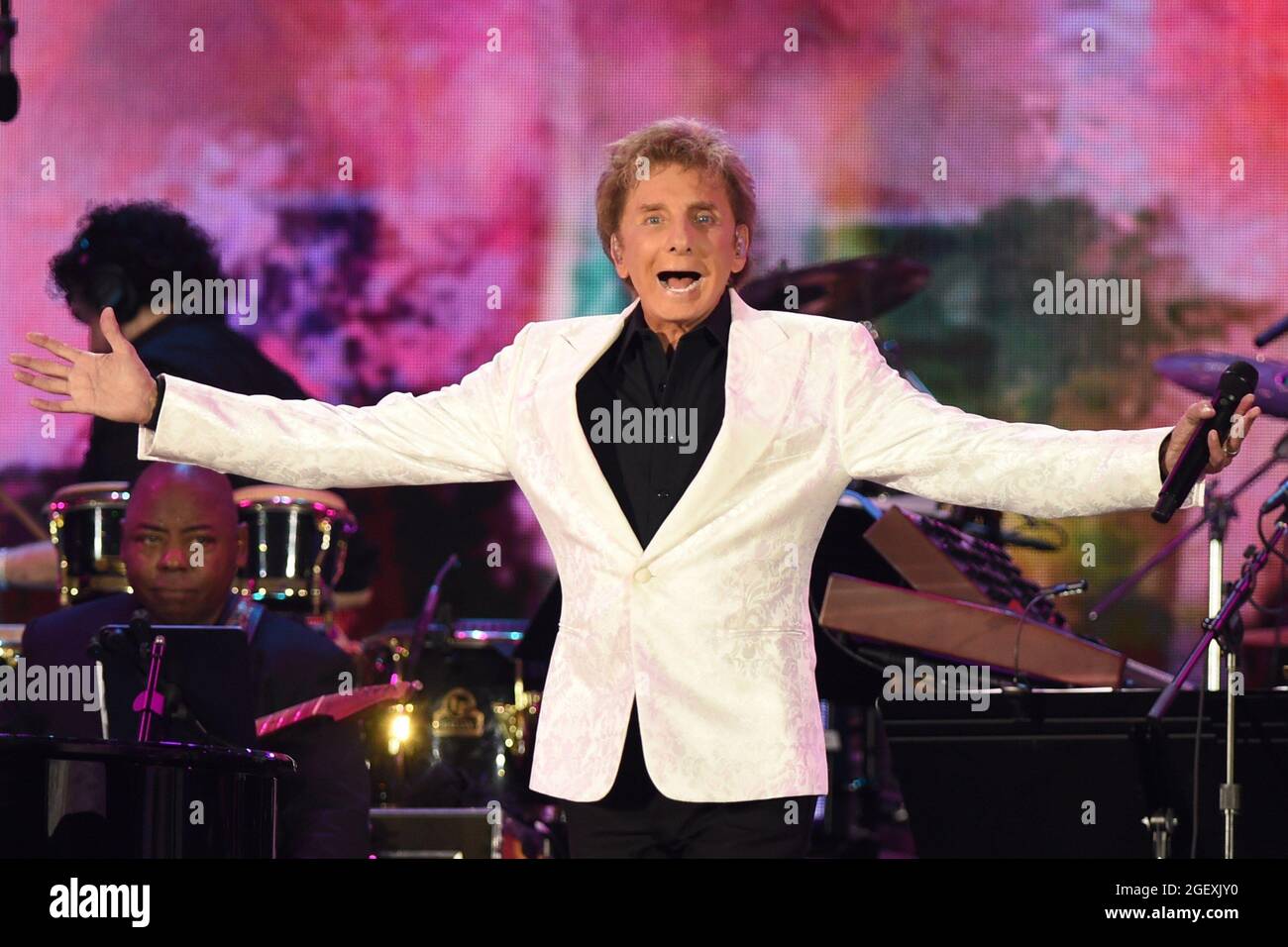 New York, NY, USA. 21 Agosto 2021. Barry Manilow, sul palco in partecipazione per NOI AMIAMO NYC: Il Concerto Homecoming, Great Lawn in Central Park, New York, NY 21 agosto 2021. Credit: Kristin Callahan/Everett Collection/Alamy Live News Foto Stock