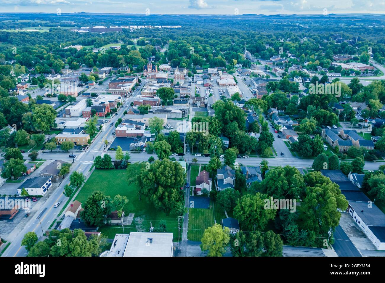 Incantevole vista aerea della storica Bardstown, Kentucky, in una splendida serata estiva soleggiata con alcune nuvole nel cielo. La fotografia è stata scattata con un drone Foto Stock