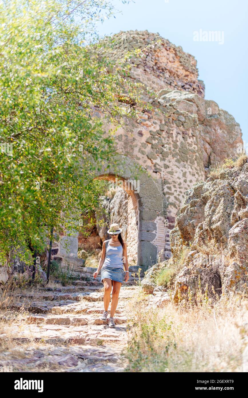 Tour a piedi attraverso l'ingresso ad arco di un antico castello Foto Stock